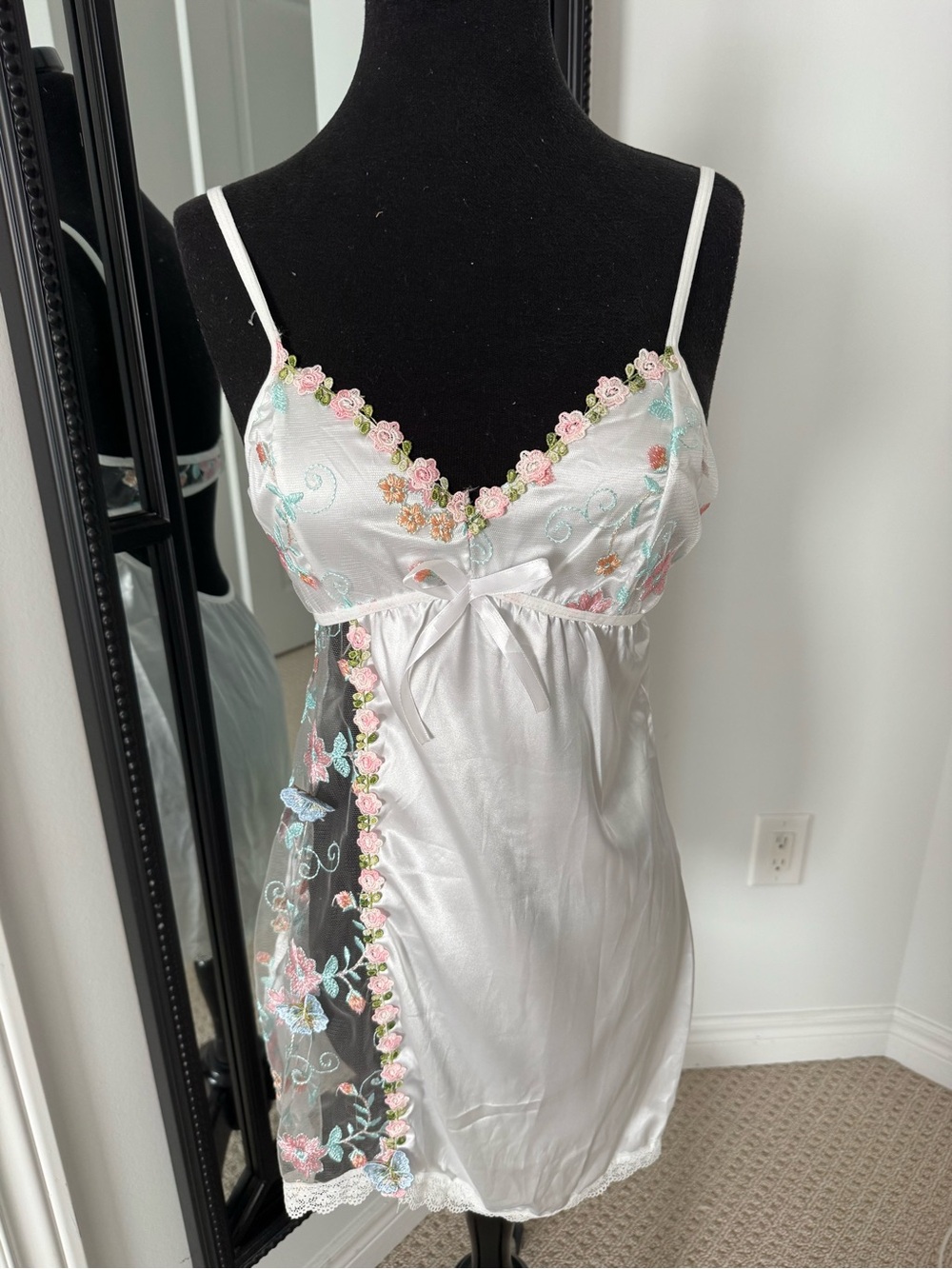 White Satin Floral Embroidered Slip negligee size xs nwot
